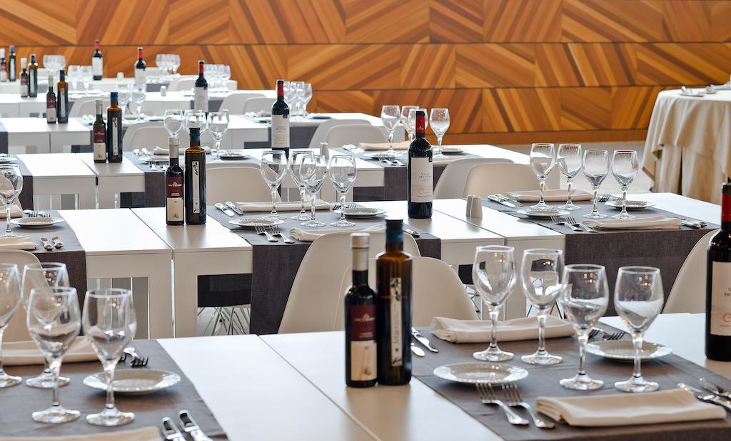 Hotel Reina Petronila Zaragoza Buitenkant foto Wine tasting at the Wine Campus