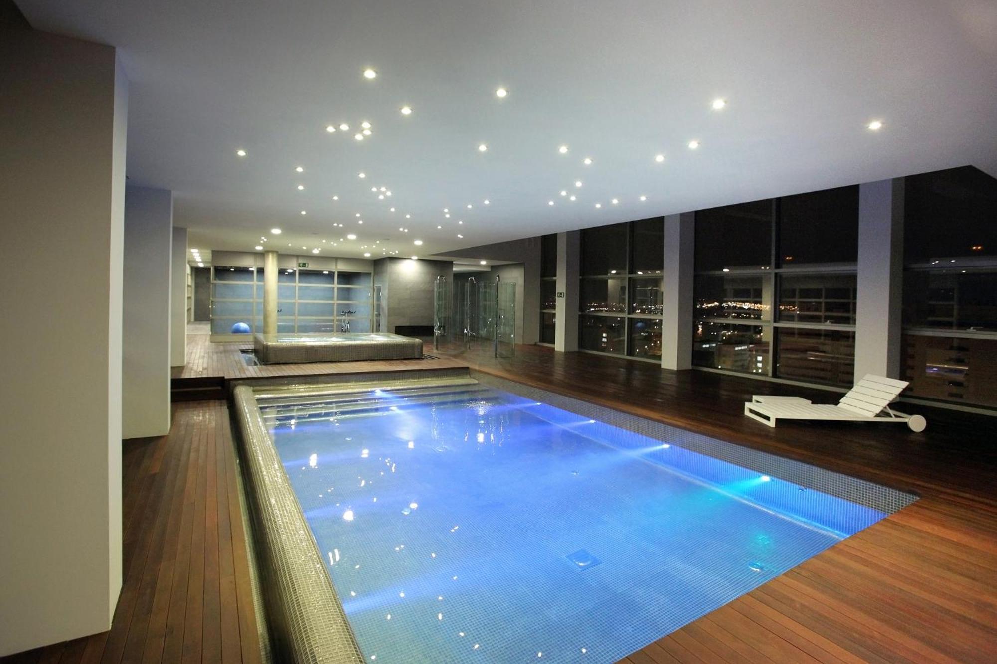 Hotel Reina Petronila Zaragoza Faciliteiten foto The swimming pool