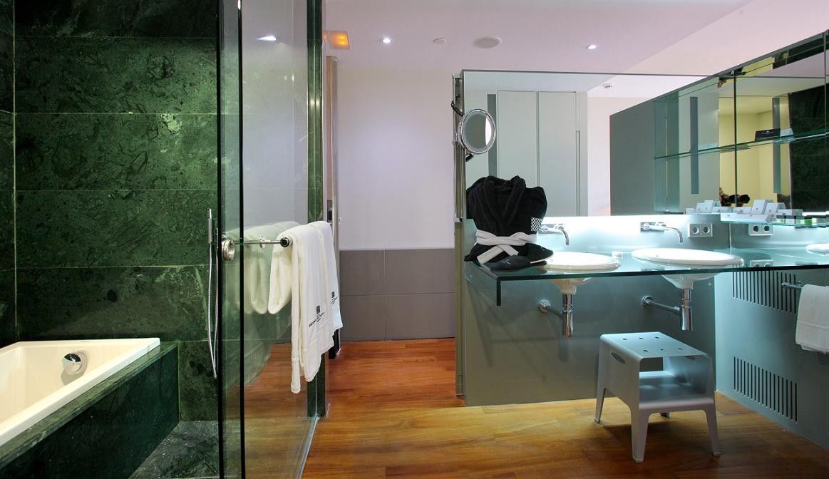 Hotel Reina Petronila Zaragoza Kamer foto Bathroom