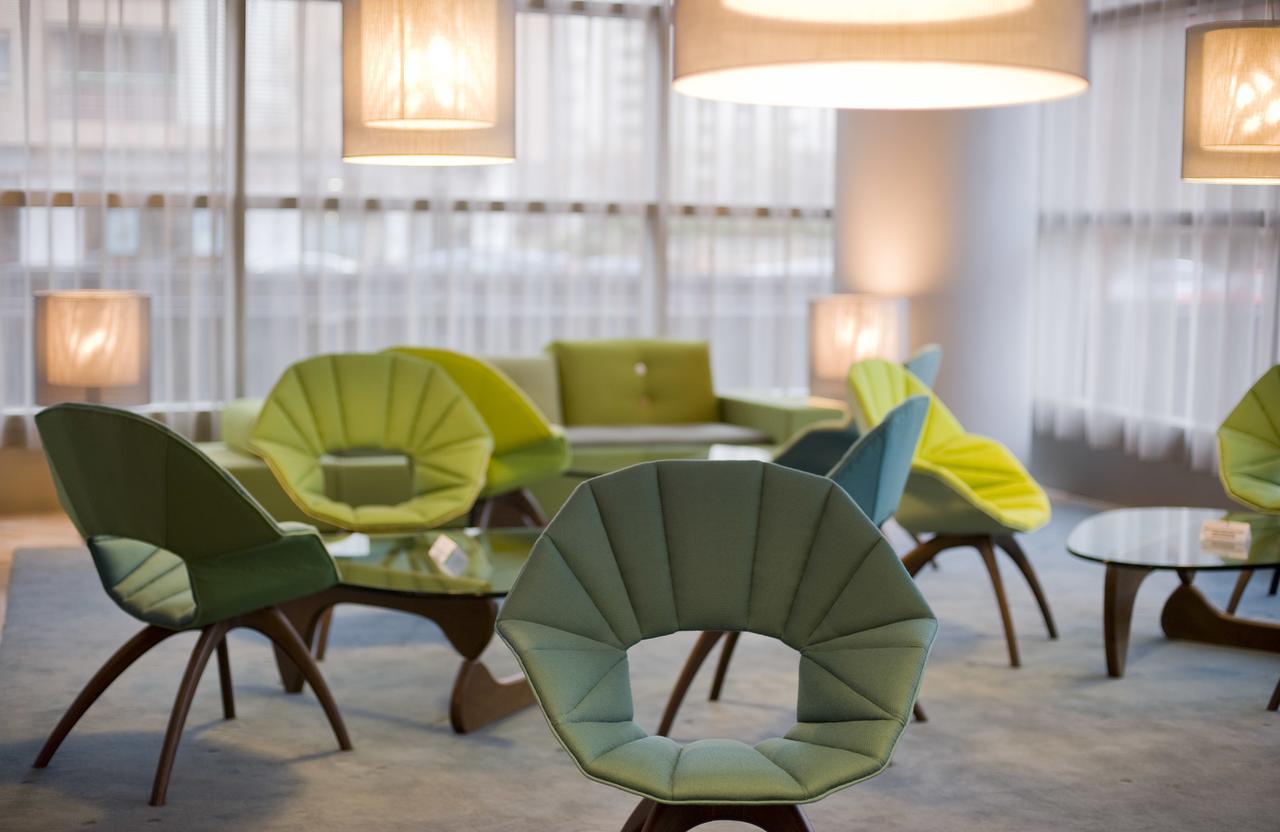 Hotel Reina Petronila Zaragoza Buitenkant foto The lounge at the airport