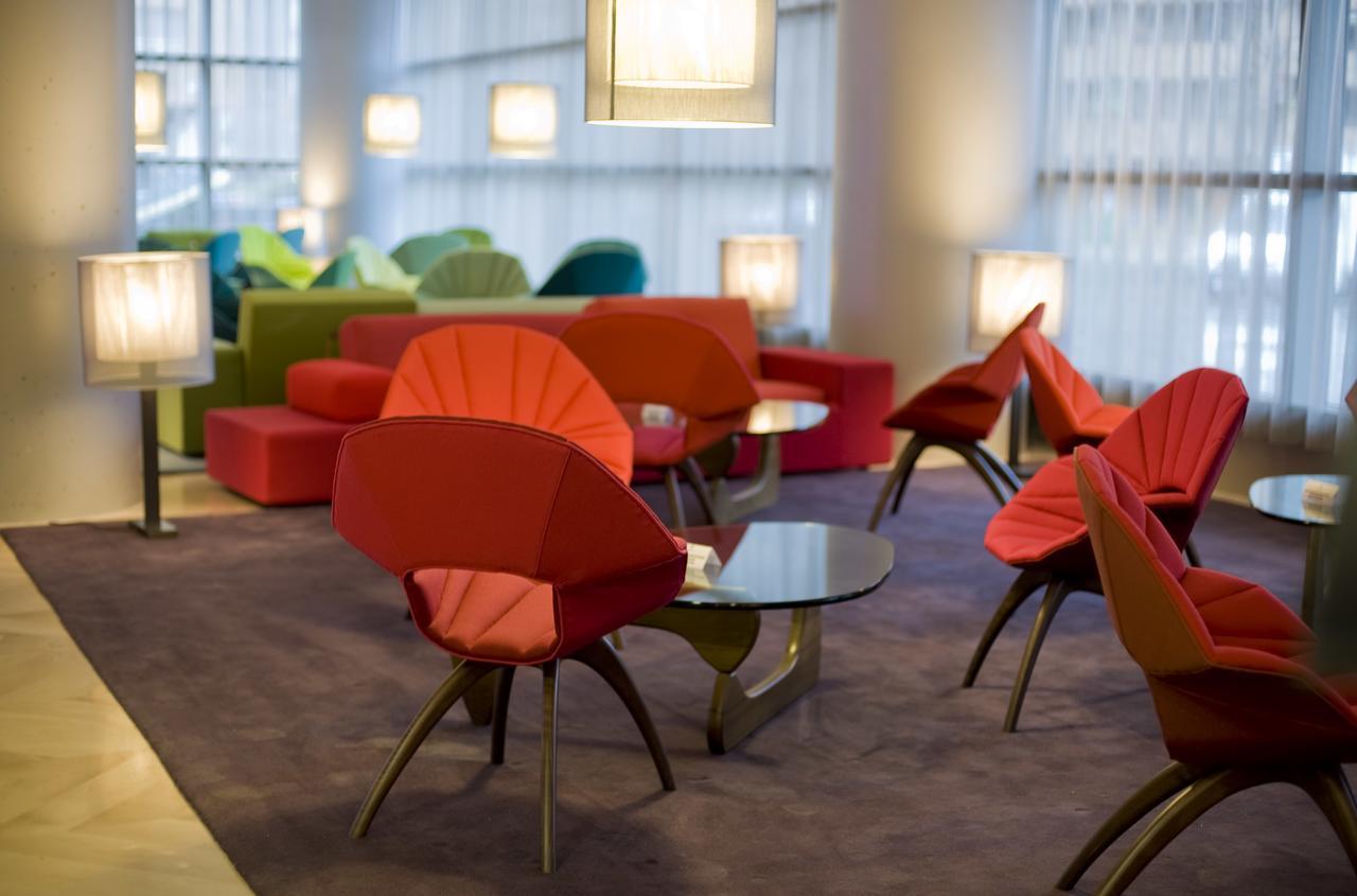 Hotel Reina Petronila Zaragoza Interieur foto The lounge at the airport