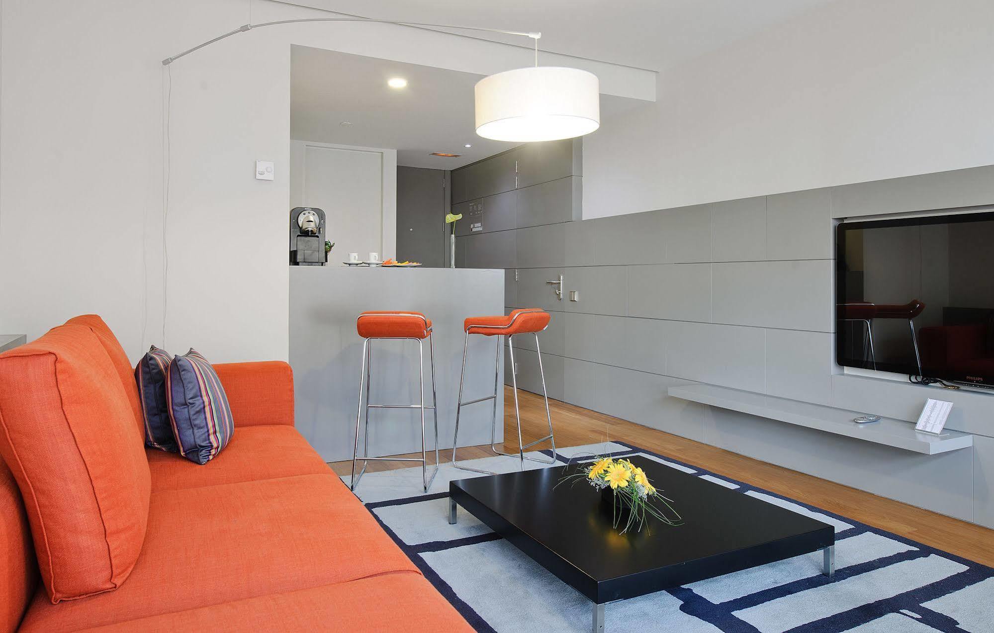 Hotel Reina Petronila Zaragoza Buitenkant foto A modern studio apartment